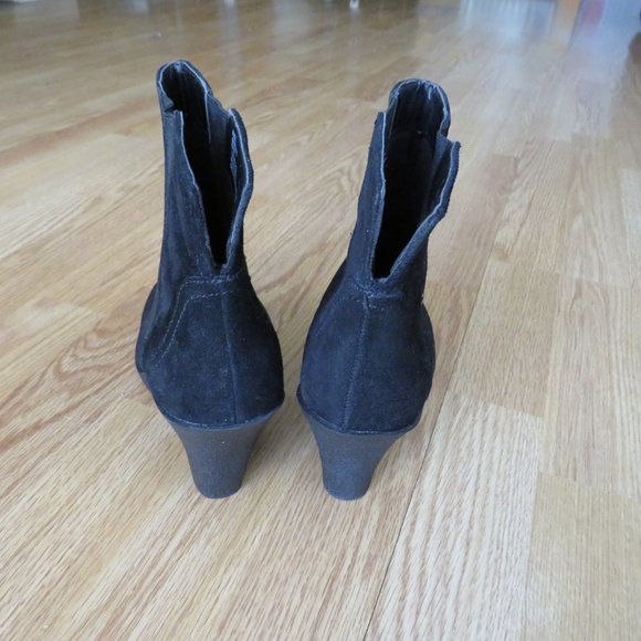 New Women’s White Mountain Black Suede Leather Wedge Fashion Ankle Boots 6.5 M - Picture 7 of 13